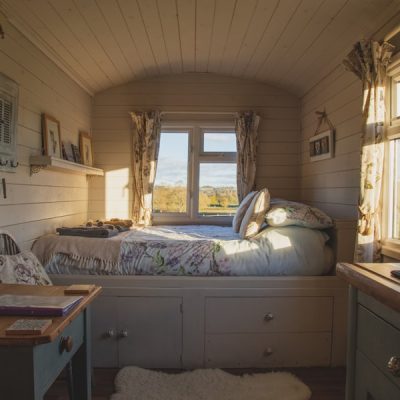 Photo Industrial-themed bedroom