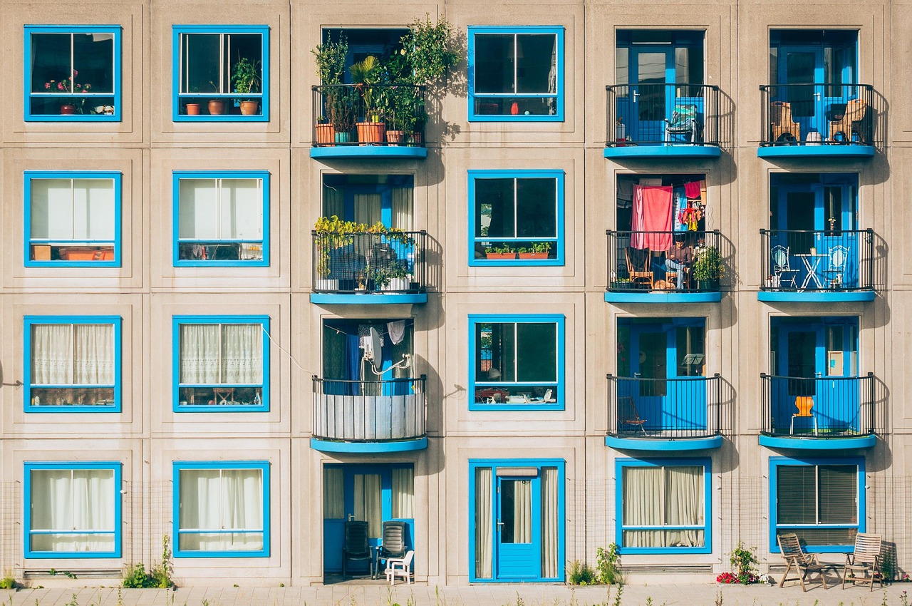 Stijlvolle zenplantenbakken op stadsbalkon. Stijlvolle zenplantenbakken op stadsbalkon.
