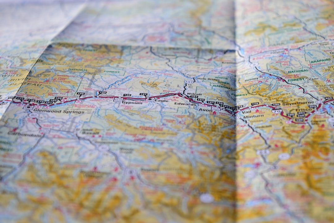Gepersonaliseerde wereldkaartmuur met kleurrijke reissouvenirs Gepersonaliseerde wereldkaartmuur met kleurrijke reissouvenirs