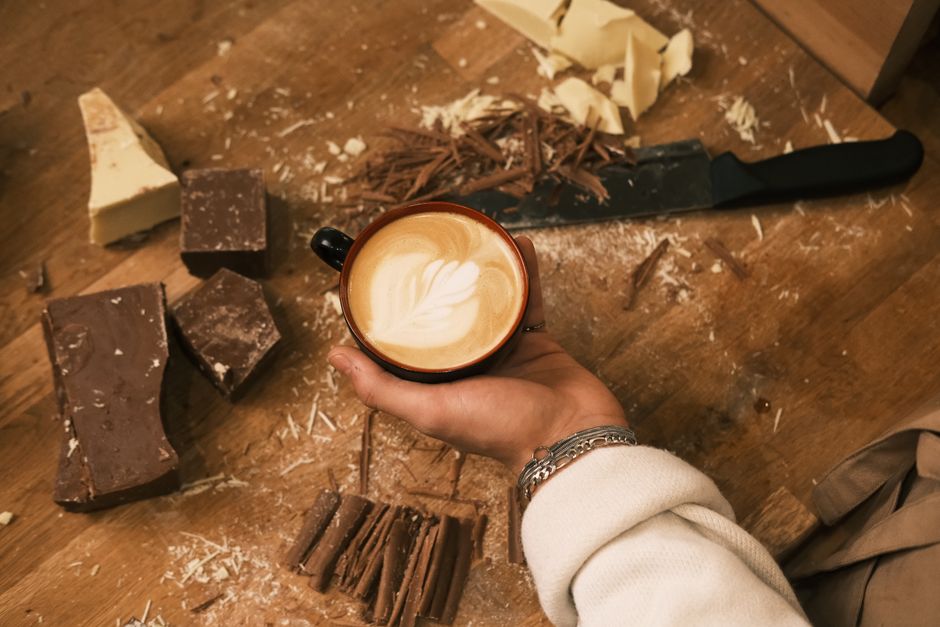 Warme slaapkamer met mokka mousse accenten. Warme slaapkamer met mokka mousse accenten.