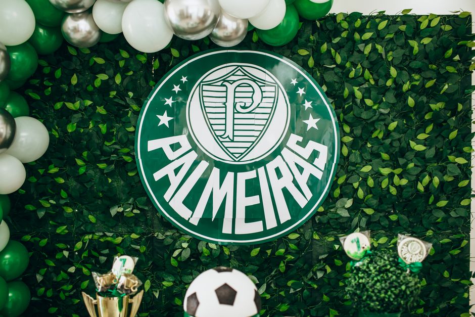 Voetbalshirts gebruiken als opvallende decoratieve muurkunst. Voetbalshirts gebruiken als opvallende decoratieve muurkunst.