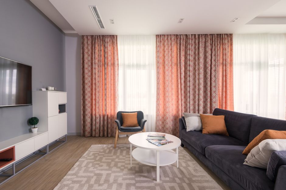 Oranje gordijnen contrasteren met licht interieur. Oranje gordijnen contrasteren met licht interieur.