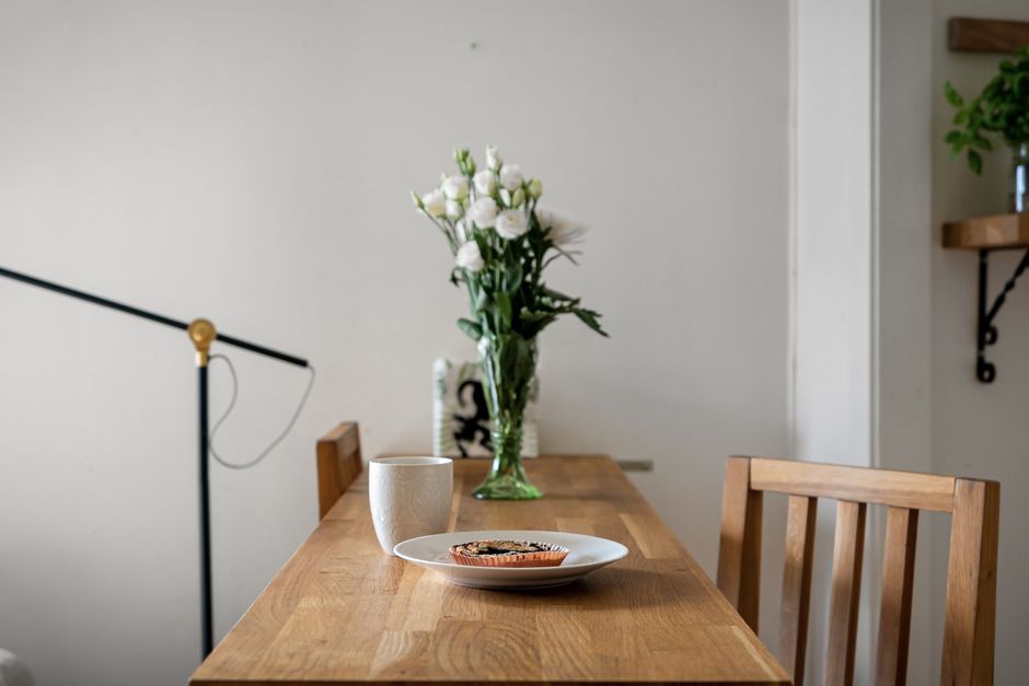 Minimalistisch Scandinavisch design met zonnepanelen.