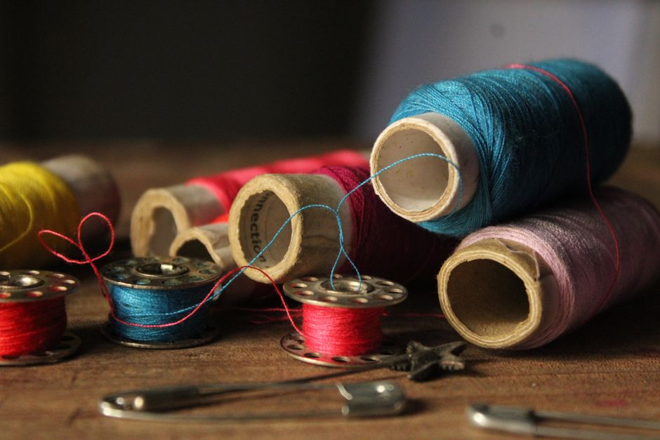 Hangmat van gerecycled materiaal in zonnige tuin.