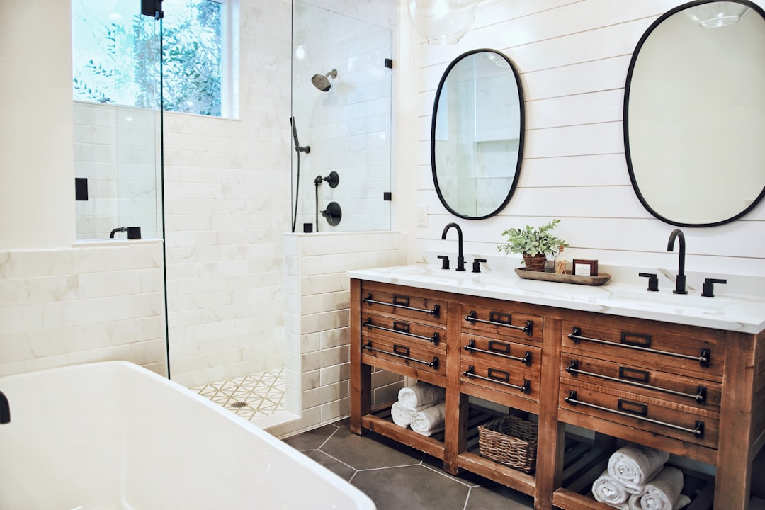 Moderne badkamer met houten wastafel en natuursteen. Moderne badkamer met houten wastafel en natuursteen.