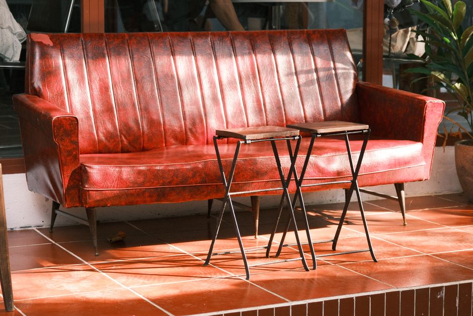 Vintage houten tuinbank met sierlijke armleuningen. Vintage houten tuinbank met sierlijke armleuningen.