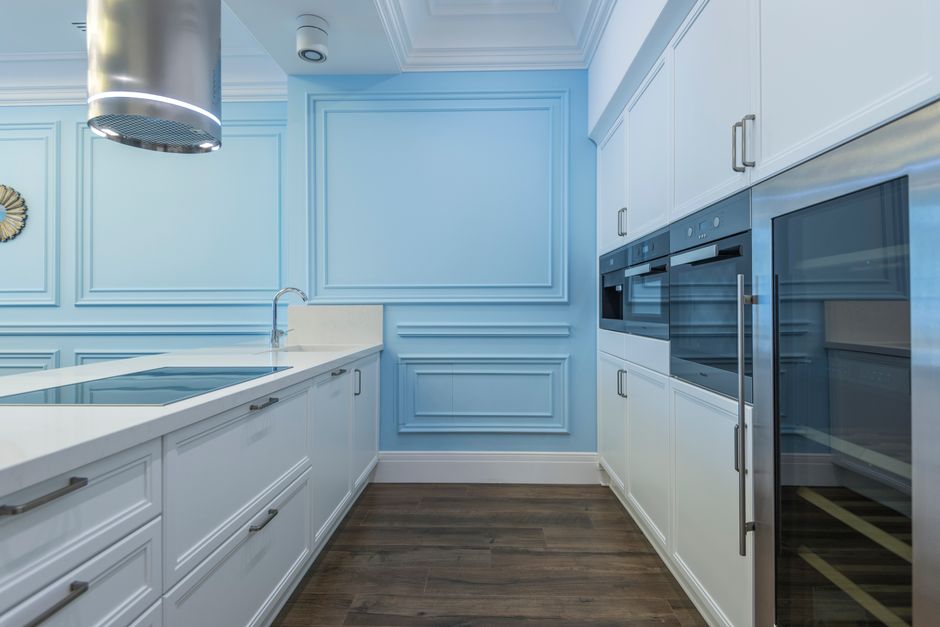 Pastelkleurige keuken met vintage accessoires.