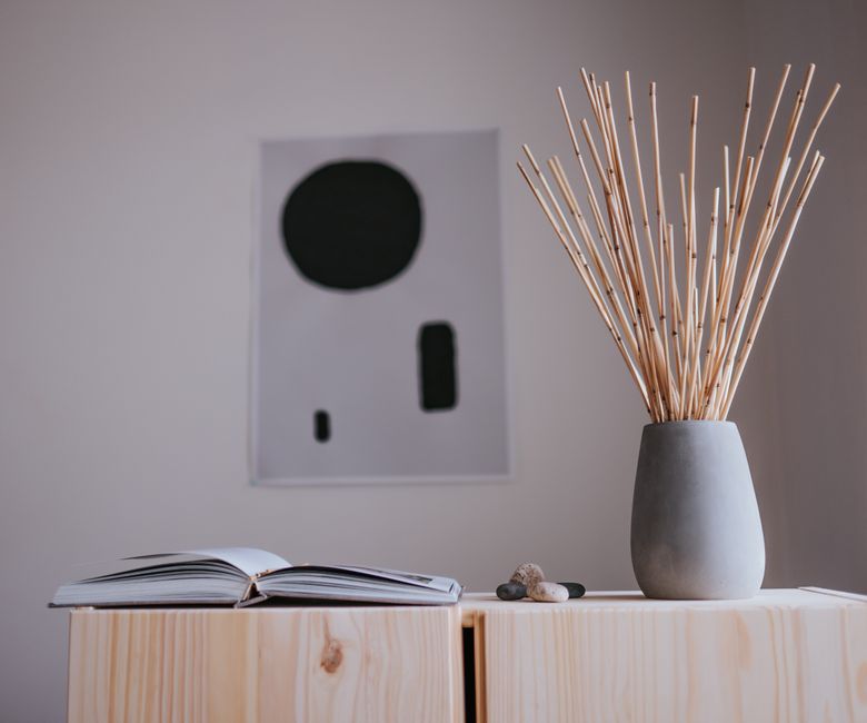 Minimalistisch bureau met zen-sfeer en pastelkleuren.
