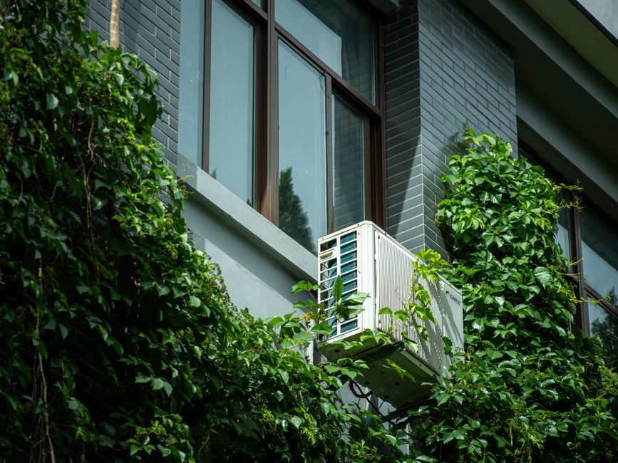 Strategische raamventilatie houdt woning koel.