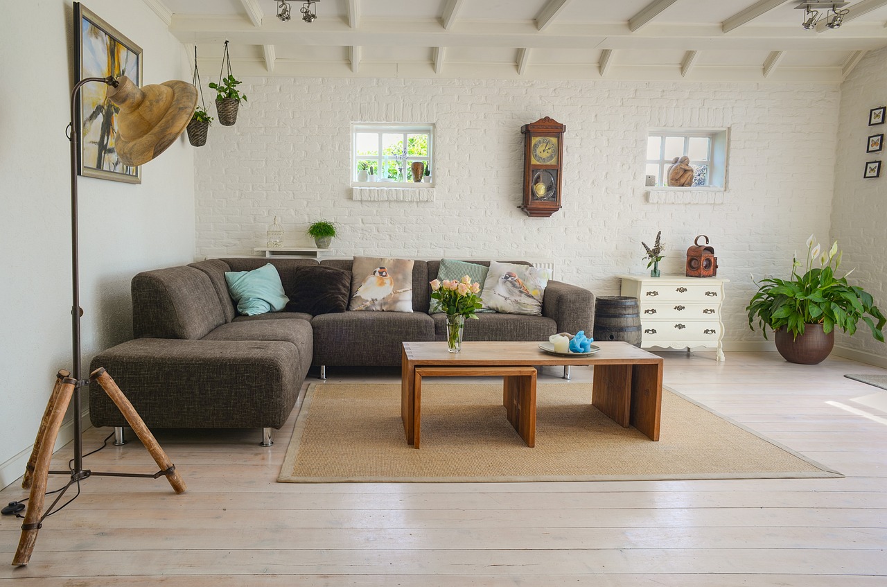 Woonkamer met touwdecoratie en nautische accessoires.
