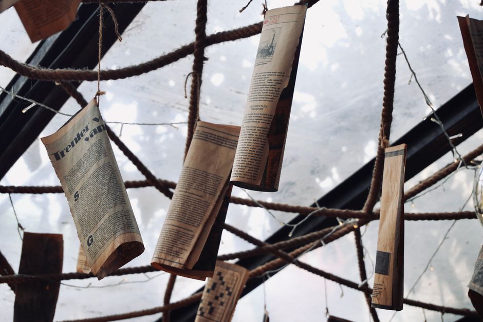 Gestapelde boeken als creatieve muurkandelaars. Gestapelde boeken als creatieve muurkandelaars.