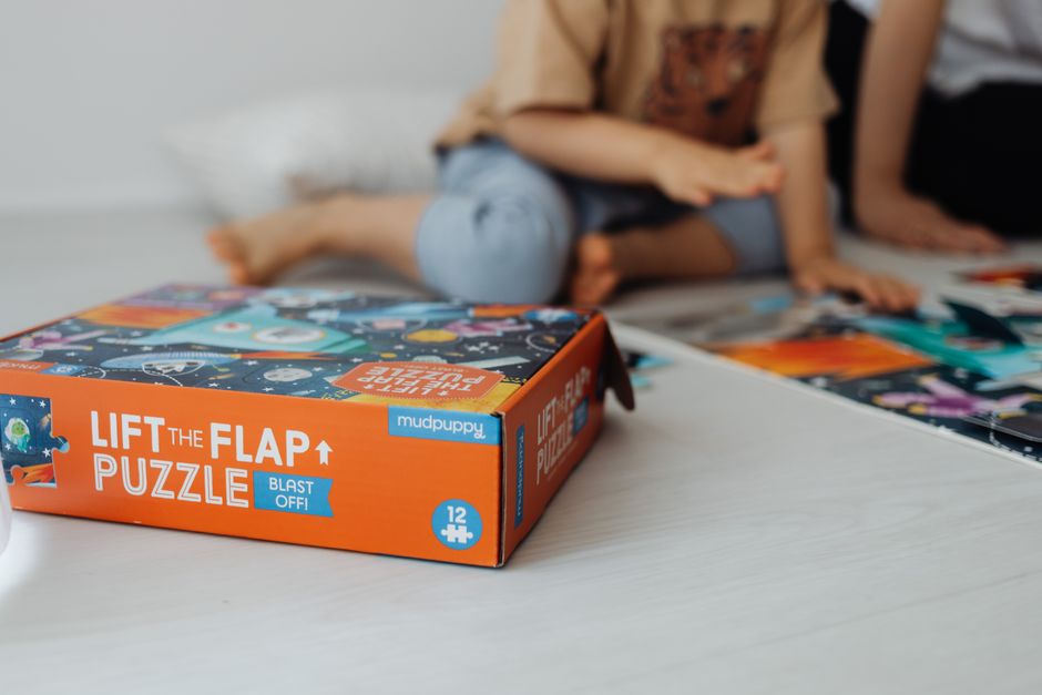 Gezellige woonkamer met kleurrijke tegelkunst. Gezellige woonkamer met kleurrijke tegelkunst.
