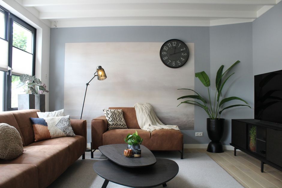 Modern fotobehang met abstracte vormen in woonkamer. Modern fotobehang met abstracte vormen in woonkamer.