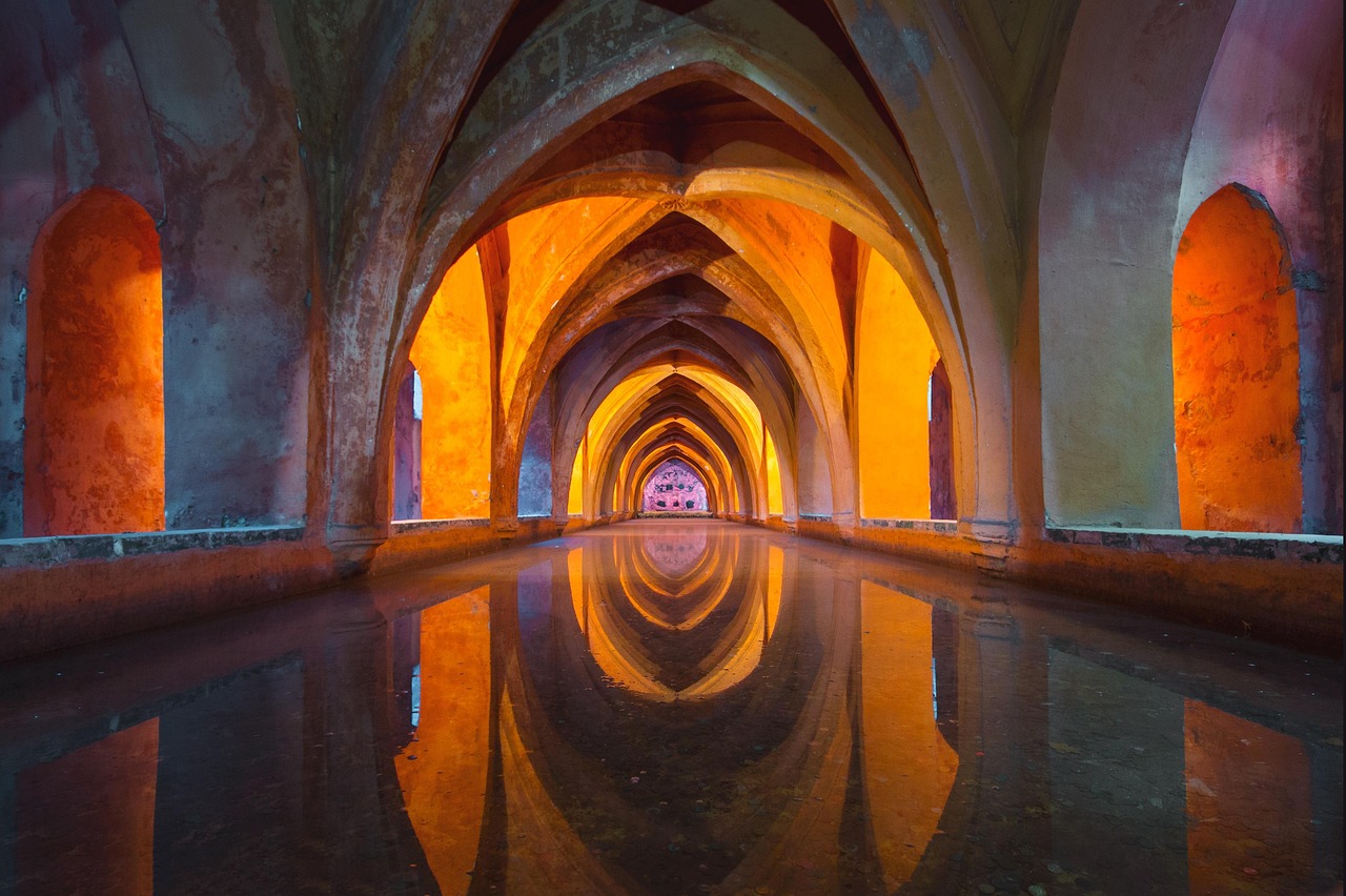 Strakke vierkante opbergrek aan de muur. Strakke vierkante opbergrek aan de muur.