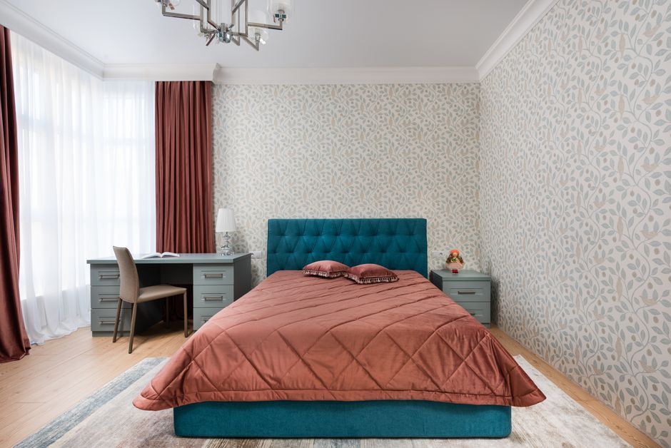 Terracotta muren en turquoise decoraties in herfstkamer. Terracotta muren en turquoise decoraties in herfstkamer.